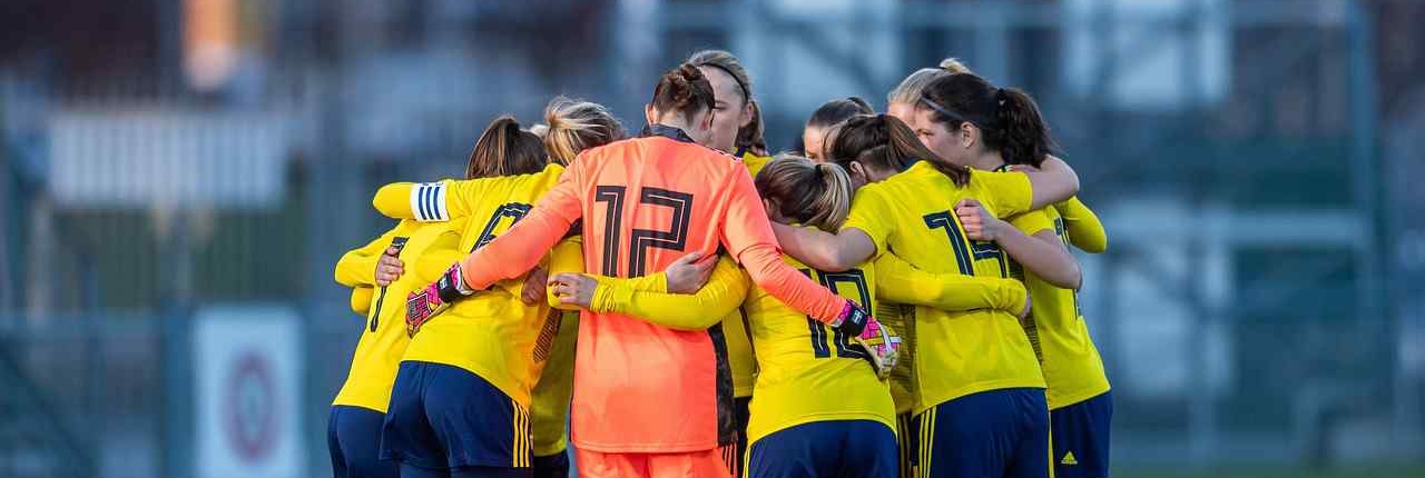 Frauenmannschaft bilden Teamkreis