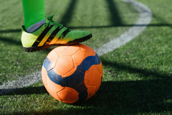 Ein Ball auf einem Fußballspielfeld zur Frauenfußball-EM