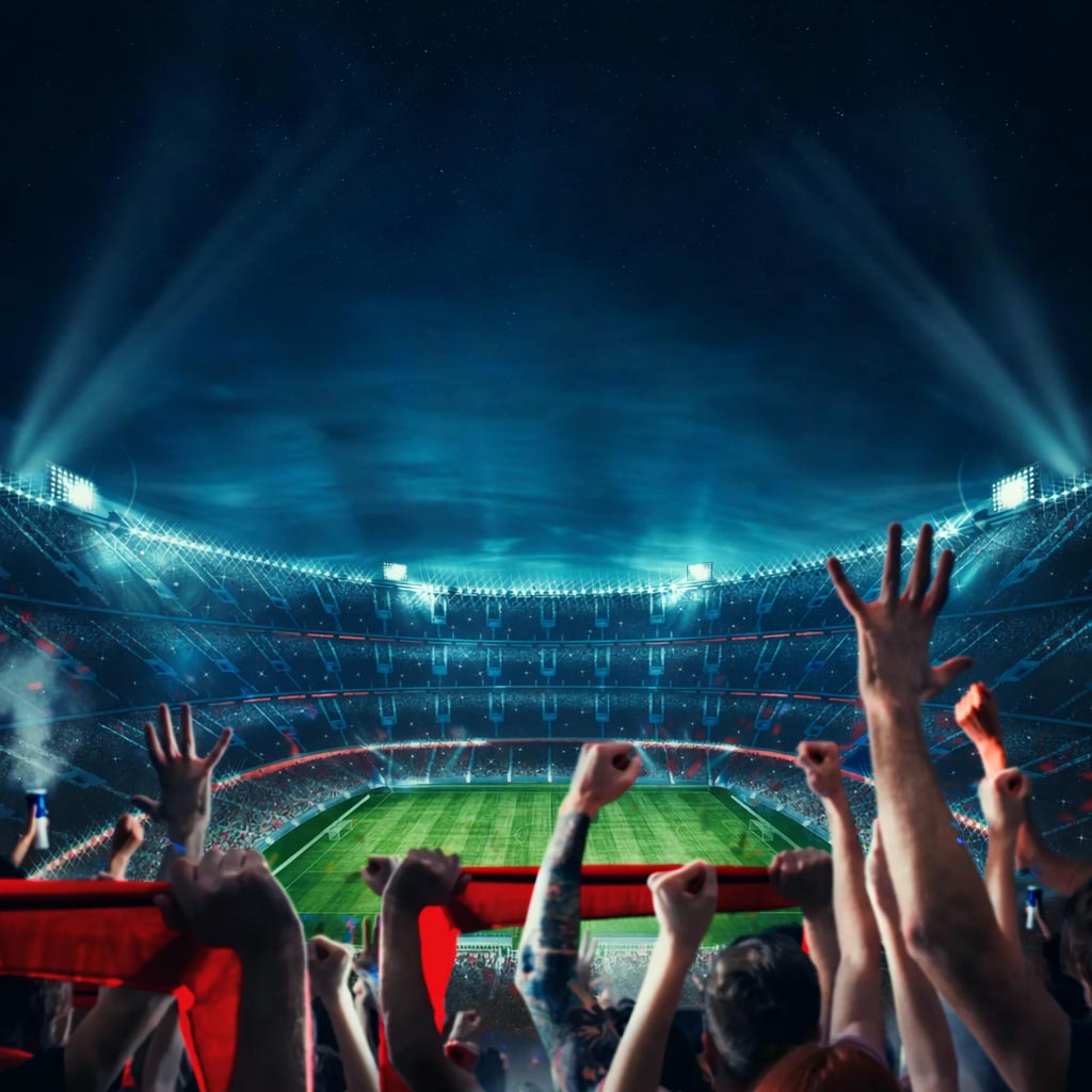 Fußball-Nachtspiel im Flutlicht-Stadion mit jubelnden Fans – stimmungsvolle Atmosphäre für das Online-Tippspiel mit tippevent