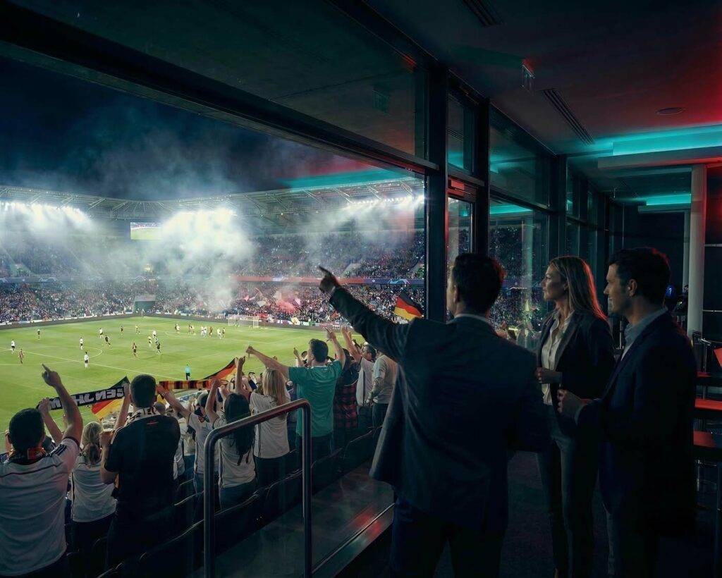 Kollegen erleben gemeinsam ein Fußball-Länderspiel in der VIP-Loge – perfekter Anlass für ein Unternehmens-Tippspiel